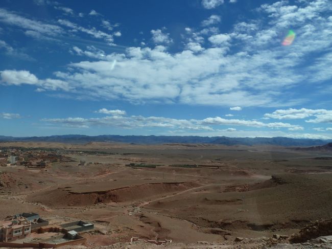 ずーっと　砂漠と空です<br />でも　全然飽きない景色が続きます