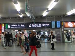 AVE 及び高速列車（ALVIA, ALTARIA, AVANT など）に乗るためには、ホームに降りる前に空港と同じように荷物コントロールを通らなければなりません。上階と下階と2ヶ所にあり、乗る列車によって別れています。
行き先に関係なく AVE だと上階の「SALIDAS PLANTA 1」から、他ALVIA, ALTARIA, AVANT は下階の「SALIDAS PL. BAJA」から入るようでしたが、バルセロナ França駅行きのALVIAはAVEと同じ階から入るようになっていたので、例外もあるようです。電光掲示板で確認しましょう。
荷物検査を通ると、チケットを確認するデスクがそれぞれの列車用に並んでいます。下階から入るとそのままホームのレベル、上階から入るとスロープでホームまで降りるようになっています。
写真は、下階の荷物コントロール。
http://4travel.jp/overseas/area/europe/spain/madrid/transport/10411008/tips/11145840