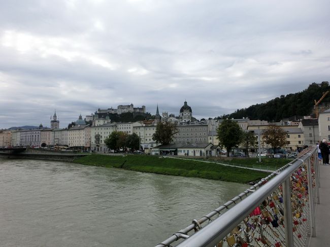 急いで身仕度をして、朝食をすませて出かけましょう。<br /><br />チェックアウトが12時なので、荷物はお部屋に置いたままです。<br /><br />マカルト橋を渡って、メンヒルベルクを目指します。