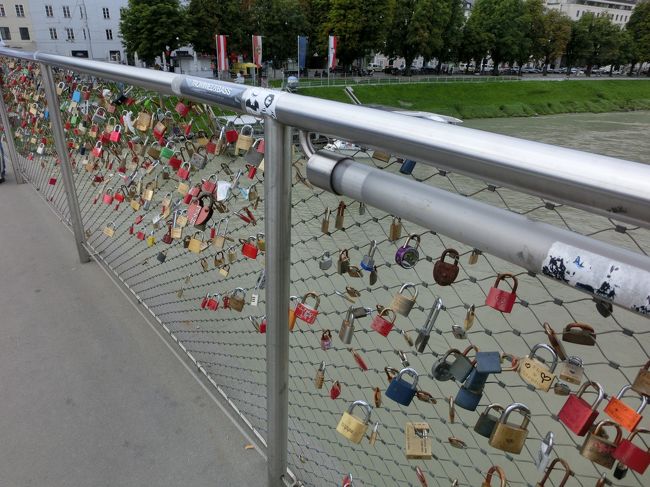 マカルト橋を渡って、左方向へ行くとメンヒルベルクへ登るエレベーターがあります。<br /><br />カラフルな鍵たち・・・。<br />いろんな人の想いが込められているんでしょうね！