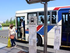 超混雑のバスで、国営ひたち海浜公園に到着です。
途中、駐車場に入ろうとする車の列に引っかかって、ずいぶん時間がかかりました。