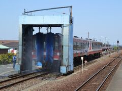 鹿嶋臨海鉄道の大洗駅構内
洗車中の車両がいました。