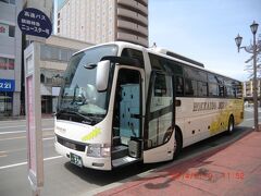 釧路特急ニュースター号札幌行です。
釧路駅前を12:00に出発して、途中、道の駅うらほろと占冠SAで休憩をして、札幌大通り〜札幌駅〜すすきの17:58着です。
運賃は5400円です。
楽天トラベルで予約しました。

まだピカピカの新車ですよ。
本日の乗客は私を含めて3名様也。
ちょっと少ないですね。

バスは12:00に定刻通り釧路駅前を出発しました。
道東よ〜2日間だけだったけどありがとぉぉ！
また来るからね〜。