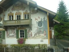 次に、フレスコ画で有名なオーバーアマガウ（Oberammergau）に立ち寄り。

オーバーアマガウは、オーストリアとの国境近くにある南ドイツの小さな村（人口約5000人）。
冬は美しい銀世界につつまれてメルヘンの世界を作り出すそう。
雪に埋もれた村に温かみをもたらそうと、多くの家々に描かれたフレスコ画。
この村の異色の雰囲気を作り出しているとのこと。

周囲がアルプスの山々に囲まれてるので、とても気持ちが良いです。
のどかです。
ここでゆっくりしたい！

