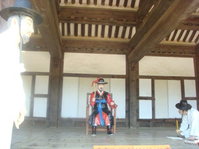 中で使道さまがおしらすをやっています。（人形ですが）