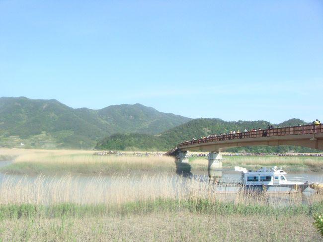 橋の上は人、人、人でした。<br />