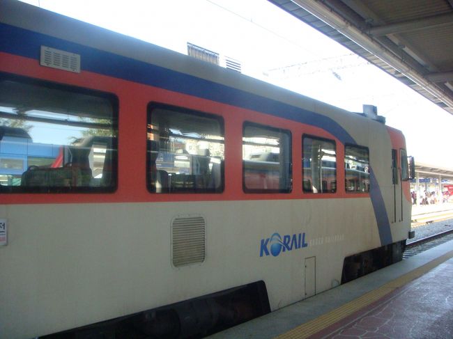 乗り込みます。<br /><br />私たちは指定席をもってたのですが、席のない方も結構いて、車内で自販機で飲み物を買ってたら近くにいたおじさんが私にここ空いてるから座りなと・・<br />どこまでもみんな親切です。<br /><br />席ありますと答えたら、日本からきたのかとまた話が長くなりそうな雰囲気だったのでニコニコして席に戻りました。