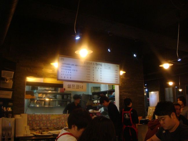 でも、食べます。<br /><br />ホテル近くの大繁盛しているお店。<br /><br />チュクミ（いいだこ）の鉄板焼きの店です。