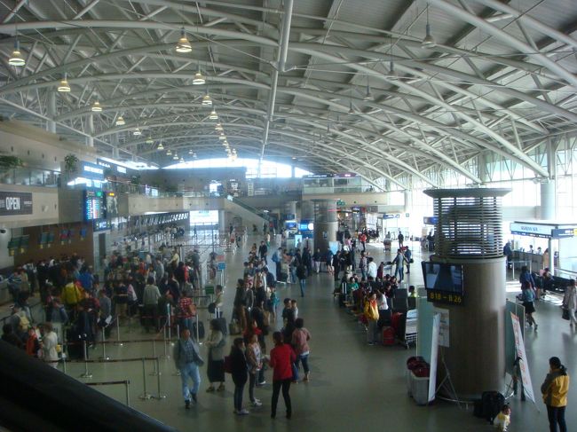 ホテルにお願いしてタクシーを呼んでいただきました。<br /><br />あっという間に金海空港到着。