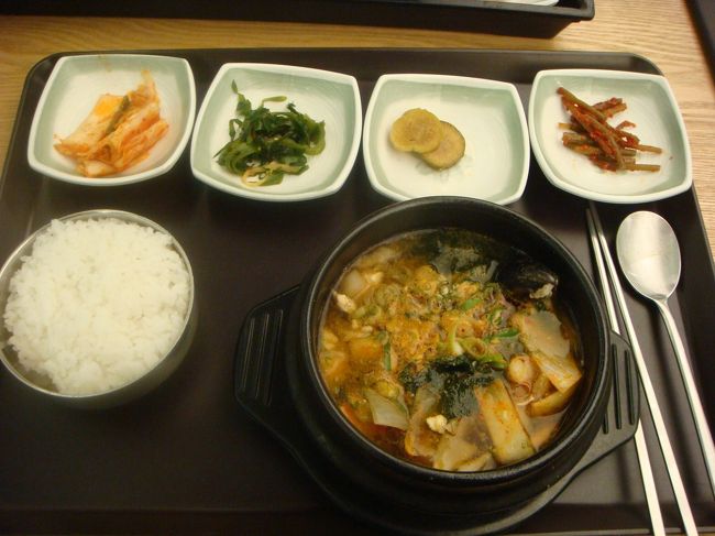 朝はビビンパはやってないらしく、スンドゥブを頼みました。<br /><br />この旅最後の食事です。