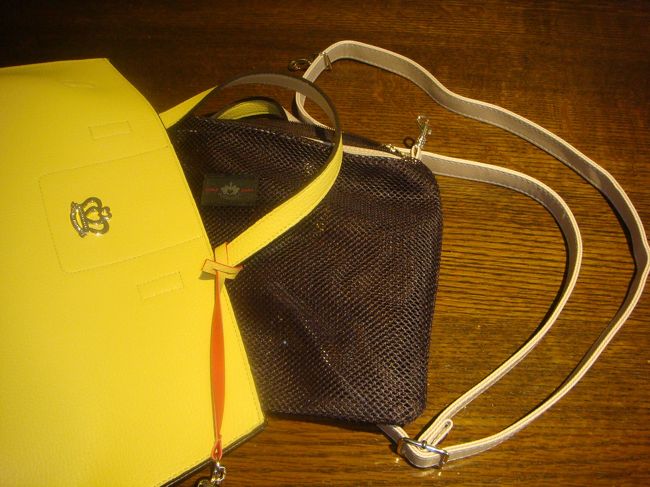 中にネットの袋とショルダー用肩ひもがついてます。<br /><br />とりはずしＯＫ。