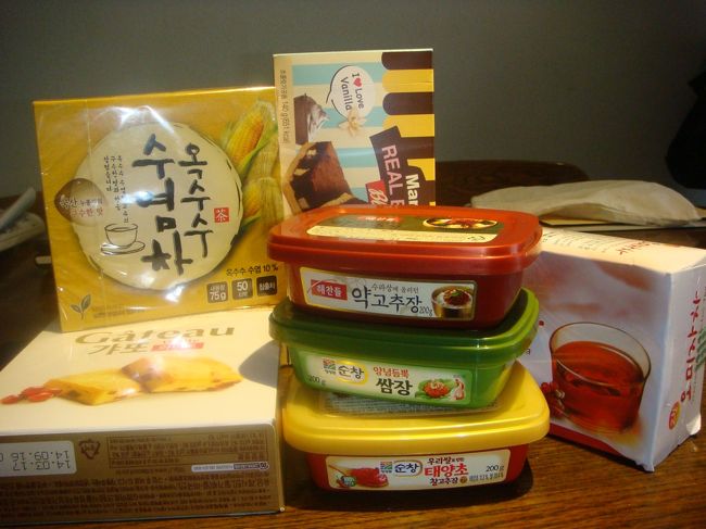 キムズマートで買った食品類。<br /><br />コチュジャンが3種類。