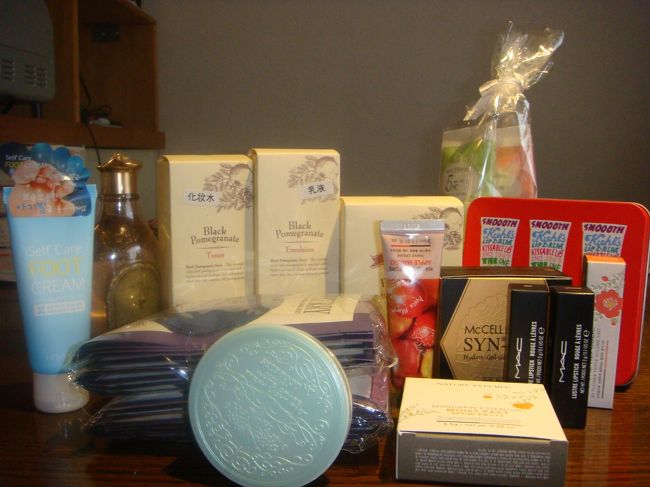 化粧品類。<br /><br />街中では50％〜引きセールをやってたので少し買いすぎてしまいました。