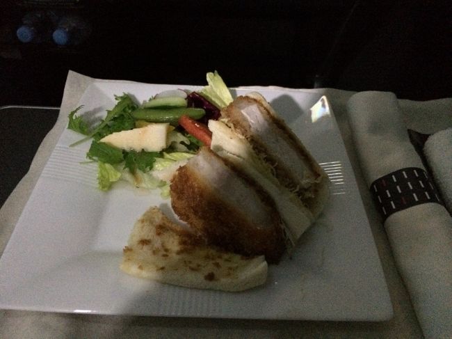 間食には特製カツサンドも頼みました。