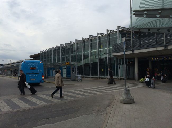 １０時間のフライトを終えてヘルシンキ、バンター空港につきました。くもっているけど晴れそうな感じです。