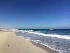 翌朝、ホテルの前の地中海へ。

誰もいない。

これが地中海か！！！？？？

まるで海！