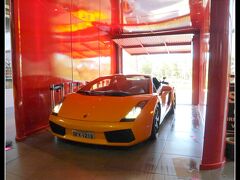 でも、このスーパーカーの頂点に君臨するランボルギーニは....やはり....お値段が.....少々.....お高い.......。

さすがに......新品を買うには.........手が届きません...。