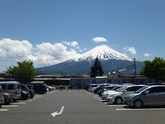 河口湖駅に到着。
富士山が見えました！