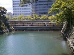 橋を通っている時、琴電高松築港駅が見えました。