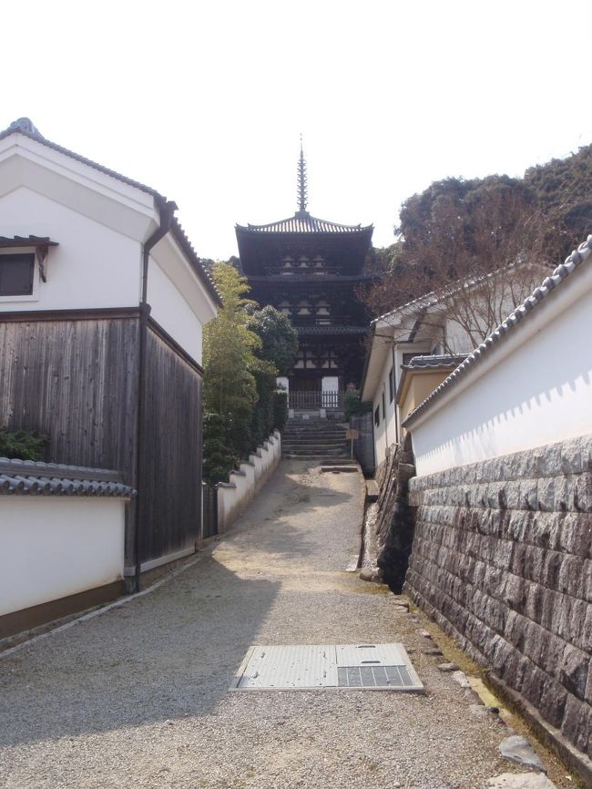 こちらは西塔。<br /><br />遠目で見ると綺麗ですが、ボロボロです。修復の予定はないのかな。<br /><br />そして、この塔までの小道がかなりの上り坂です。