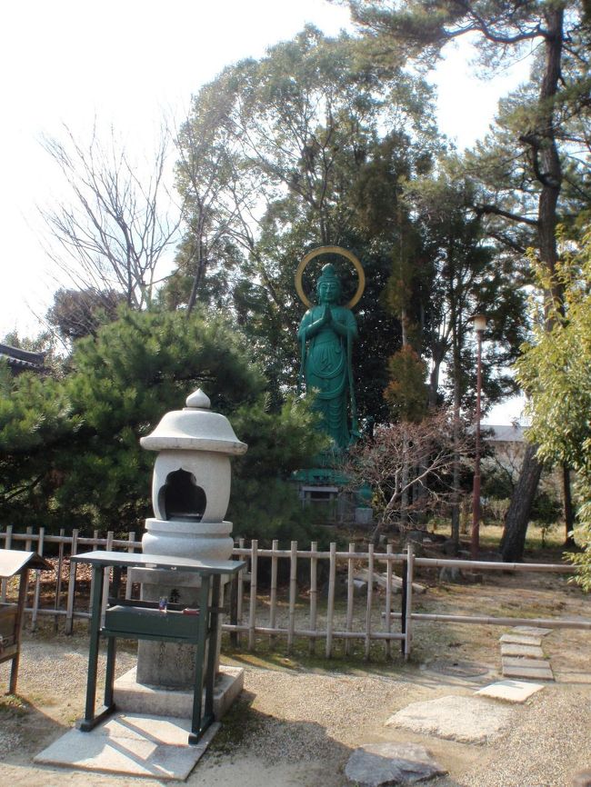 ちょっと驚くカラーリングの観音様。