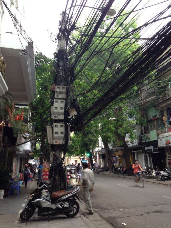 ホテル前の電線も、なんだかすごいことになっています…