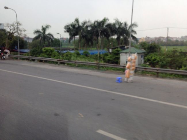 ハノイから地方に向かう道路には、こうやってお土産用のフランスパンを売っているオバサンたちを沢山見ることが出来るそうです。