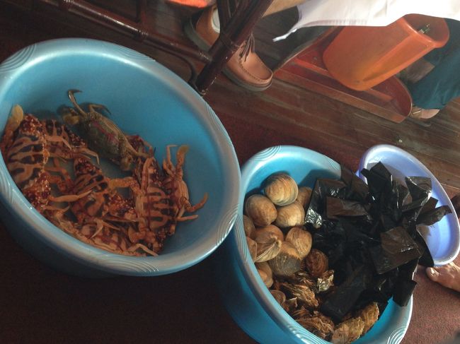 水上生活をしている人たちが、魚貝類を売りに船に乗り込んで来ました。<br />買ったものは船で調理してくれます。