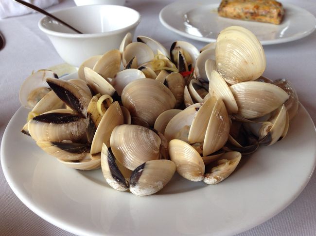 コースのお料理の一品。<br />蒸しハマグリ。<br />出されたお料理はどれも美味しかったです。