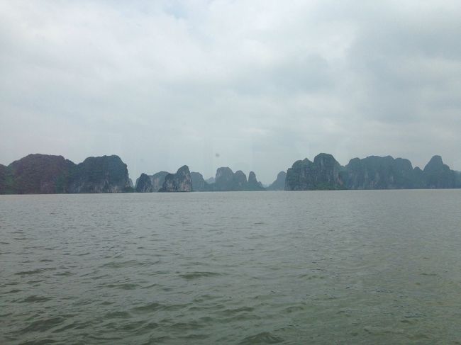 お食事をいただきながら、奇岩群を窓から眺めます。