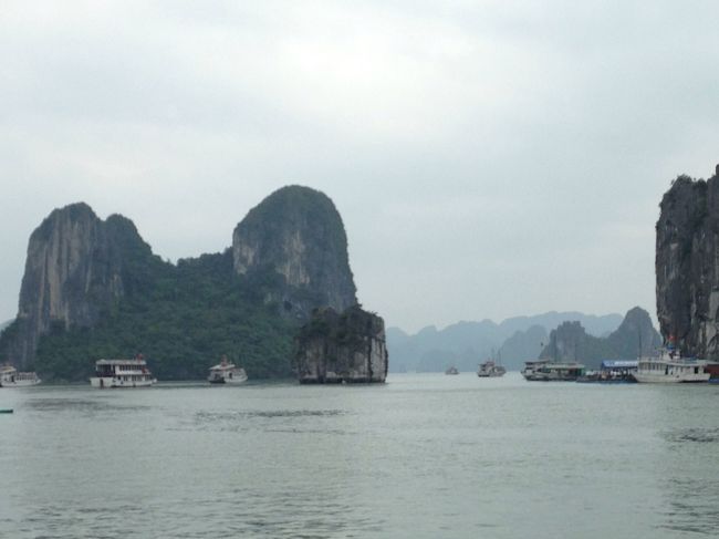 前方にベトナムの20万ドン札に描かれている香炉岩が見えてきました。