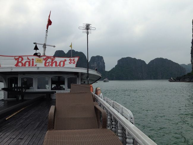 船のデッキには、のんびり寝転がれるデッキチェアが置かれていました。<br />ここに寝転がりながら、景色を楽しめて最高です！