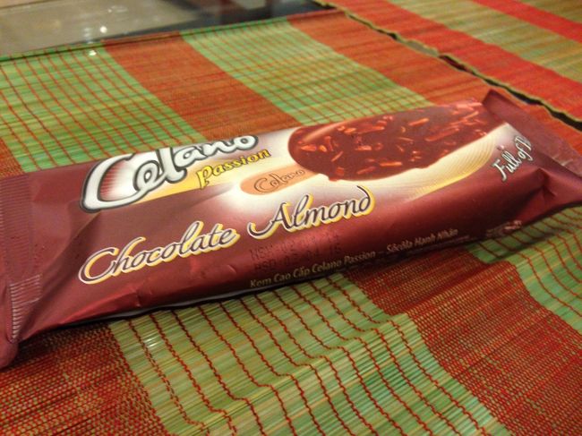 帰り道のトイレ休憩で訪れたお土産物屋さんで、アイスを買って食べました。<br />I really love ice cream:-)