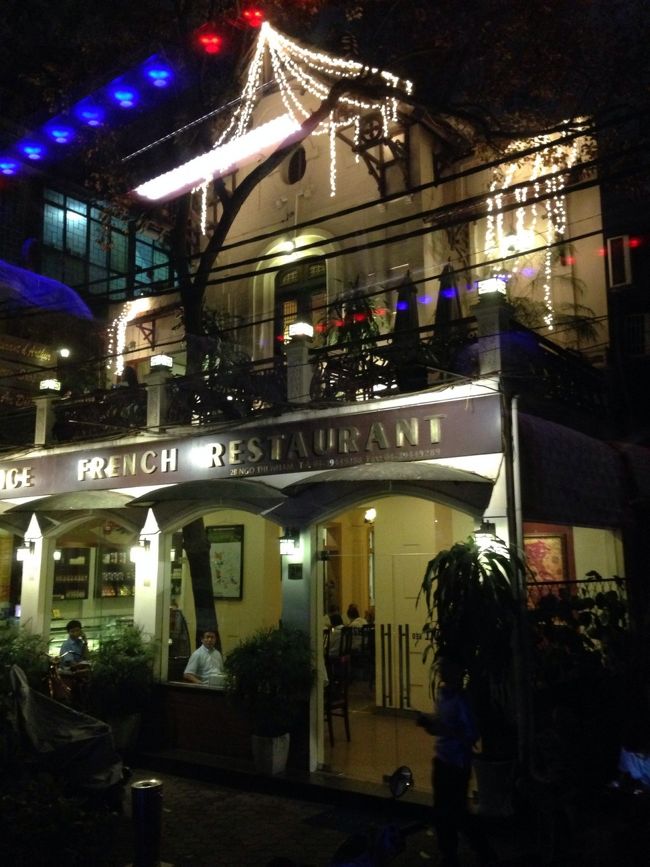 ハノイ市内に戻ってきました。<br />ディナー付きのツアーだったので、そのままレストランへ。<br />『インドシナ』です。