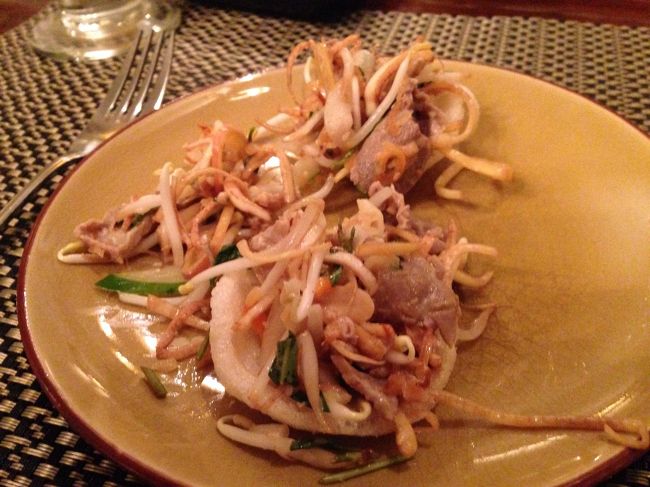 バナナの葉のサラダ。<br />揚げたお煎餅の上に載せていただきましたが、シャキシャキの食感が良くて美味しい！<br />ビールに合います。