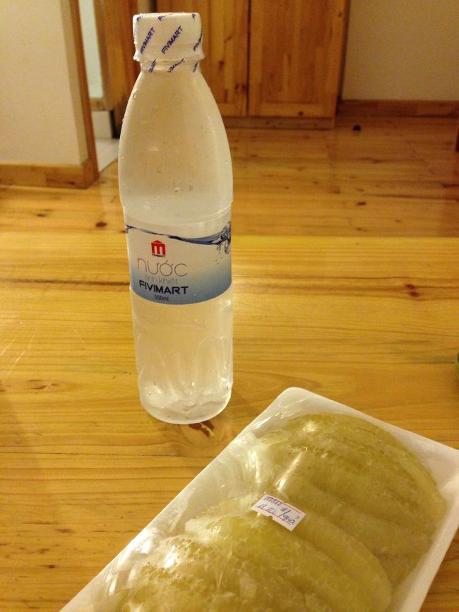 ホテルまで送ってもらった後、母と一緒にホテルから5分くらいの所にあるスーパー、Fivimartに行きました。<br />色々とお土産になりそうなものを買ってみました。<br />そして私の好きなポメロがあったので、買って来てお部屋で食べました。<br />ビタミンC補給です。