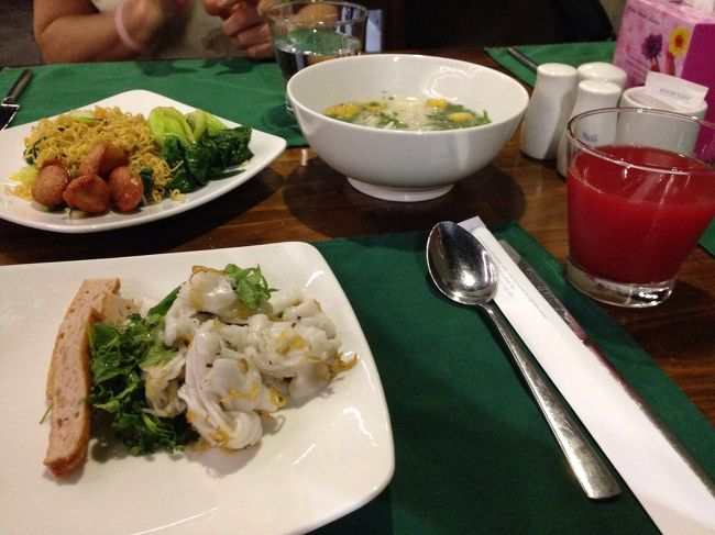 4日目、最終日の朝です。<br />この日の麺は蟹肉入りスープのブンでした。<br />バフェに焼きそばもあったので、母と半分ずついただきました。