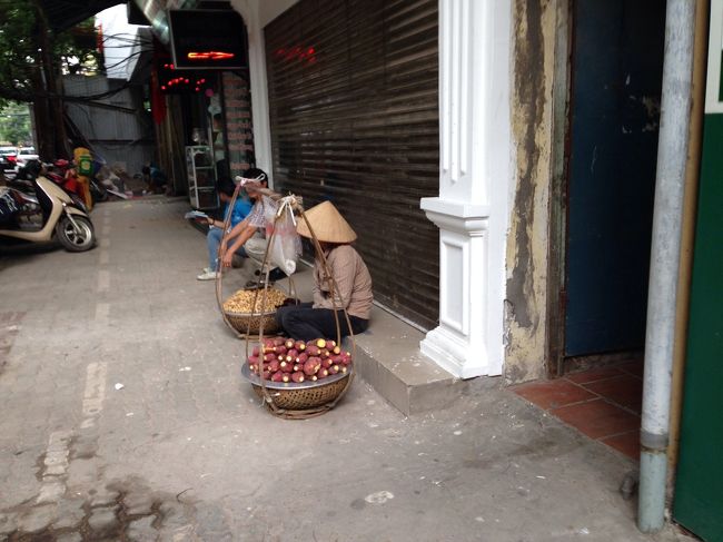 ホテルの脇で毎朝、茹でピーナツとお芋を売っていたオバサン。<br />母が茹でピーナツを買いたいと言うので、ホテルのドアマンに通訳を頼みました。<br />母の日本語が私の英語に、私の英語がドアマンのベトナム語になり、オバサンとコミュニケーションは無事取れました。<br />母は大喜びです。