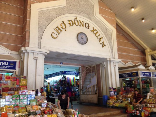 11時ピックアップなので、この日は近場にお出掛けです。<br />ホテルからドンスアン市場に歩いて来ました。<br />20分くらいかな。<br />市場内はごちゃごちゃしていて面白いです。<br />良いお土産も買えました。