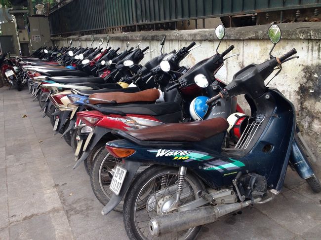 ずらっと並んだバイクたち。<br />歩道に停めてあるので人が車道を歩くことになり、危ないのもベトナムらしいかな？