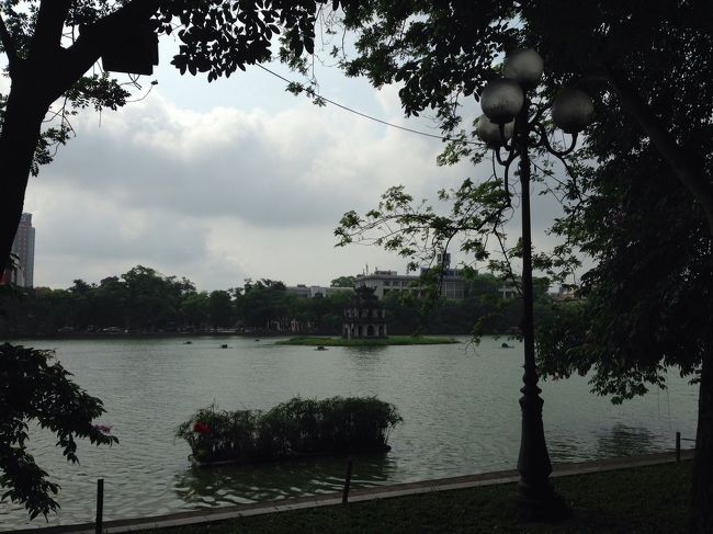 湖畔にはベンチが沢山あります。<br />市民の憩いの場なんですね。