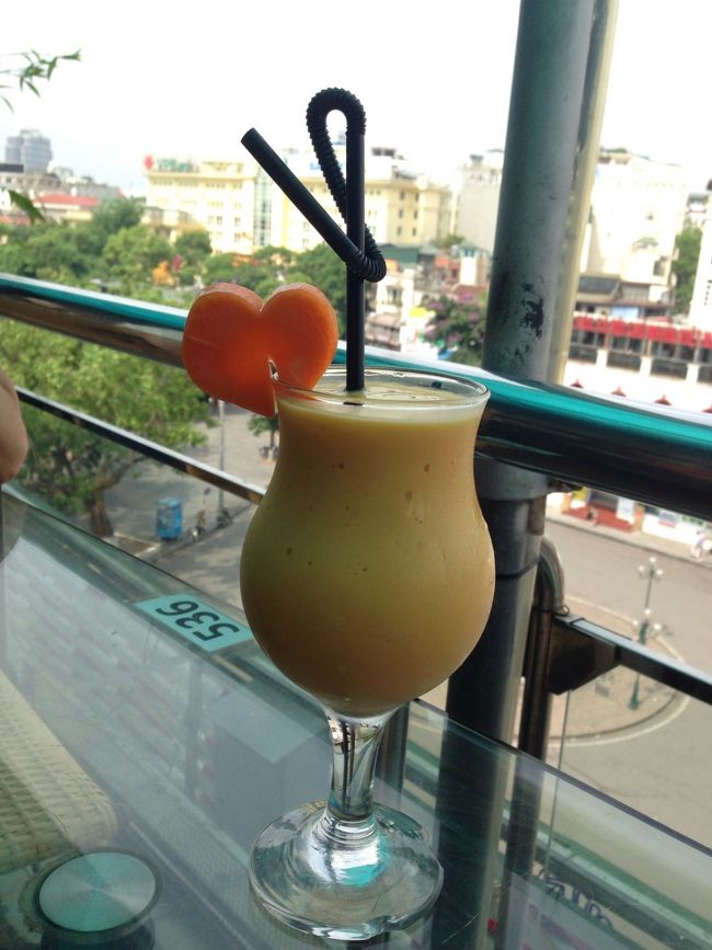 ホテルに戻る前に、ホエアンキム湖や街を見下ろせるカフェでお茶をしました。<br />母はコーヒー、私は飲んでみたかったシントー！<br />マンゴーシントー、美味しかったです。