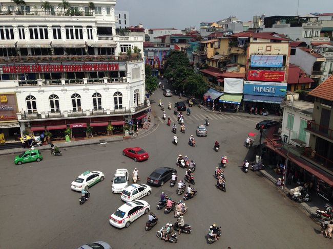 目の前は5差路なので、車とバイクと人がごちゃ混ぜ。<br />