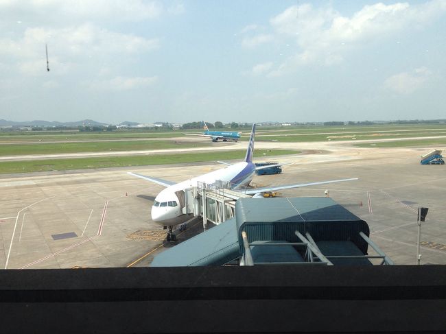 ラウンジは窓が広くて、間も無く搭乗するANAの機体もよく見えました。