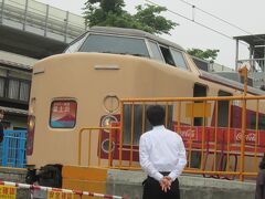 禾生駅（かせいえき）の踏切を渡って左に曲がって、、、

ん、ホリデー快速富士山号。
いいですねー、今度乗ってみたいですね〜。