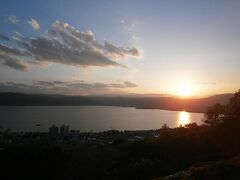 日が暮れる前に立石公園に到着。
諏訪湖と夕日の写真が撮れた。
