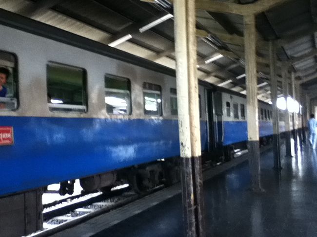 チェンマイからバンコクまで寝台列車を使いました！<br /><br />一等の快適な電車に乗ってみたかったんだけど、前々日に予約をしたらFULL！っていわれて仕方なく二等寝台（エアコンなし）に乗りました。