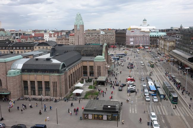 天気があまり良くないですが。。ヘルシンキ中央駅です。右奥にはヘルシンキ大聖堂が見えます。