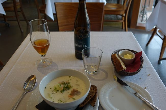 サーモンスープと地元さんの赤ワインを頂きました。出汁が効いていて美味しかった。