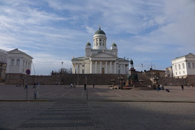 晴れて来ました。白亜のヘルシンキ大聖堂を再び見にやってきました。やっぱり素敵だわー。